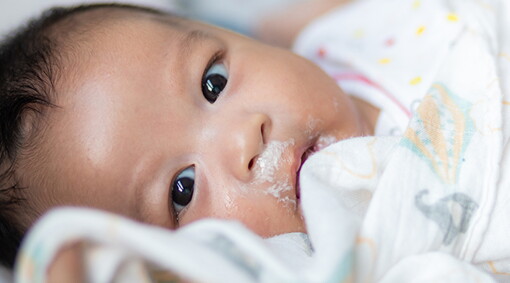  Kenali Penyebab dan Cara Mengatasi Bayi Gumoh