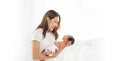 Cara Menggendong Bayi Sesuai Usia