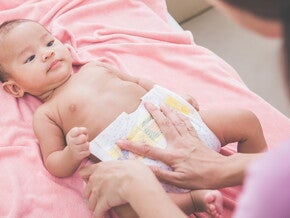 Cara mengganti popok bayi Cara mengganti popok bayi