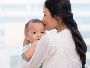 Menggendong Bayi Menggendong Bayi