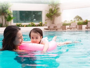 Menjaga Si Kecil di Taman Bermain dan Kolam Renang Menjaga Si Kecil di Taman Bermain dan Kolam Renang