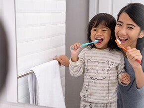 5 Langkah Mudah Mengajari Si Kecil Menyikat Gigi 5 Langkah Mudah Mengajari Si Kecil Menyikat Gigi