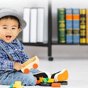 Perkembangan fisik si kecil yang bisa duduk pada ulang tahun pertama Ciri-Ciri Perkembangan Akal, Fisik, dan Sosial Anak Usia 1 Tahun