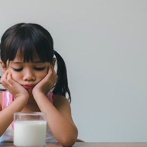 Tips Memilih Susu untuk Anak Alergi Susu Sapi Tips Memilih Susu untuk Anak Alergi Susu Sapi
