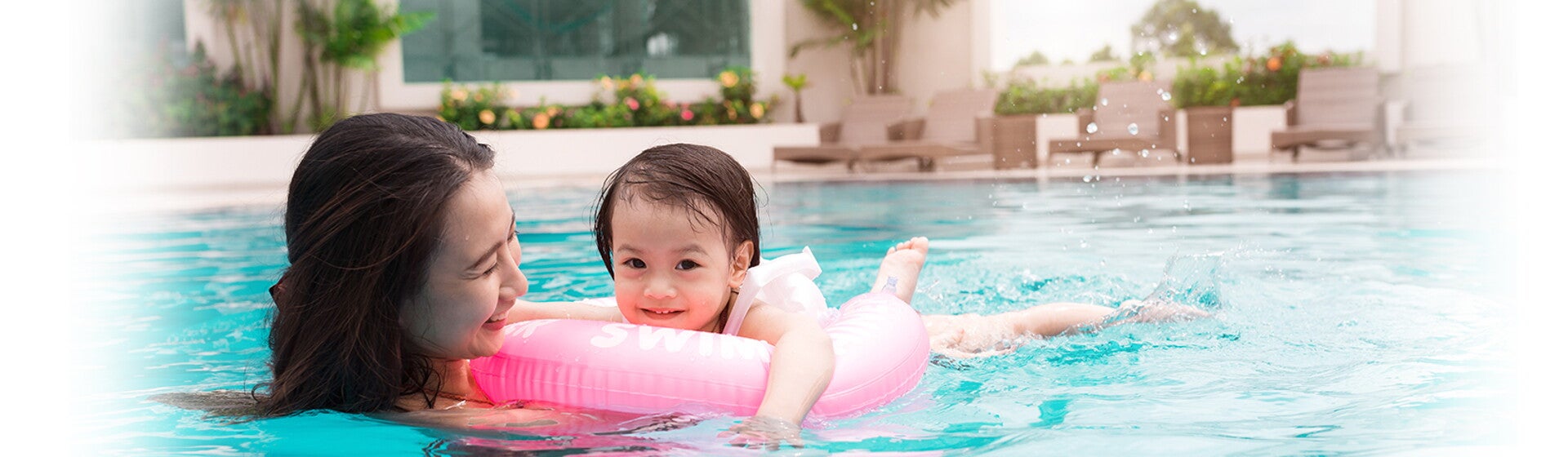 Menjaga Si Kecil di Taman Bermain dan Kolam Renang Menjaga Si Kecil di Taman Bermain dan Kolam Renang