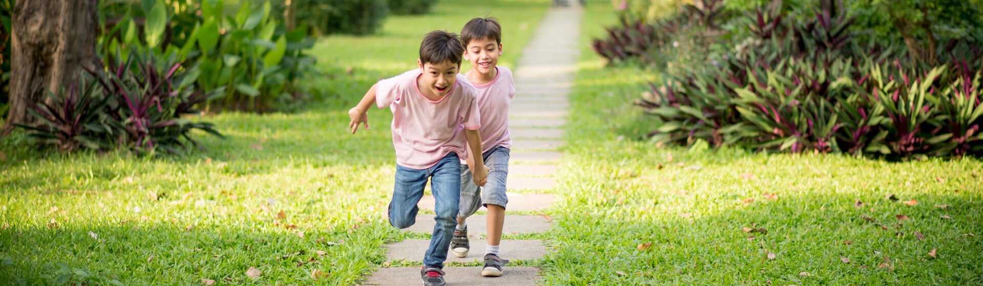 Tumbuh kembang anak terbagi atas dua, yakni pertumbuhan dan perkembangan. Tumbuh kembang anak terbagi atas dua, yakni pertumbuhan dan perkembangan.