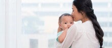 Mengangkat dan Menggendong Bayi